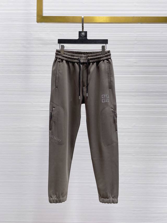 纪梵希 2024春季新款休闲裤！官网同步发售。品牌经典logo休闲裤 ，定制面料，舒适度极好，手触感强烈。辨识度极高，完美品相工艺。 尺码：M-3Xl