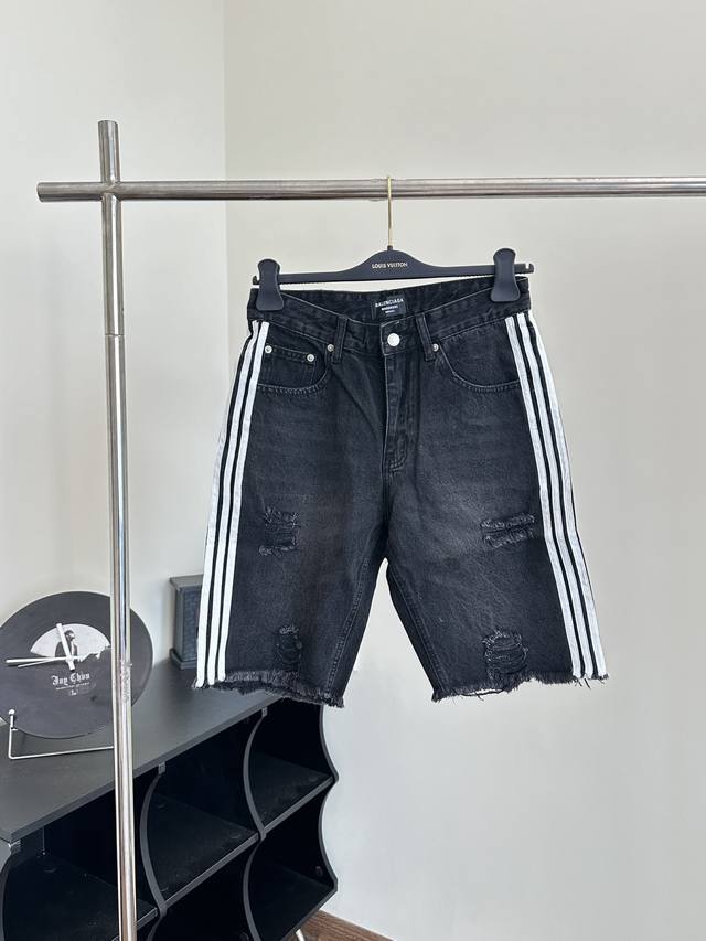 Balenciag* 巴黎 X Adidas 联名款 条纹边破洞牛仔短裤 Size：30 32 34 36 原版购入，布料成分棉100%，功能透气，腰型中腰，裤