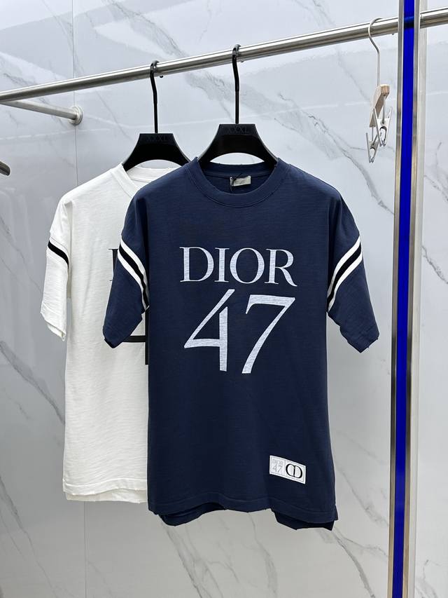Dior Cd家2024早春新款 白色棉质竹节平纹针织面料超大版型 T 恤 Dior 1947 标志印花，向 Dior 承传以及这一具有历史意义的年份致敬。采用