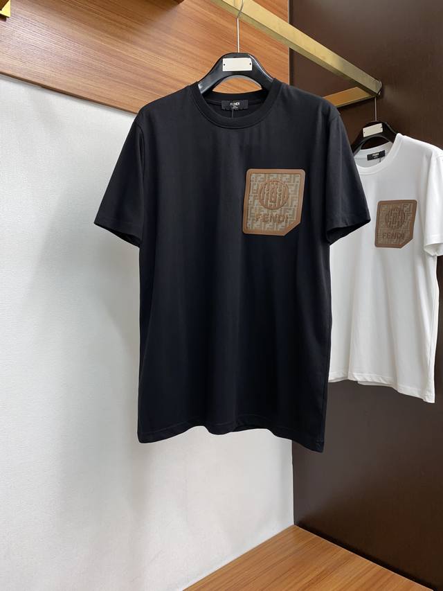 芬迪 2024Ss新款短袖 T恤 合身版型 Xs-L 这款短袖t以今年专柜品牌logo设计元素，展现了品牌独特的艺术审美和时尚触觉 胸口logo风格组合搭配后幅