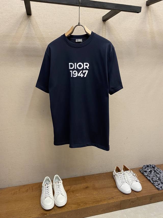 Dior，Dr1947绣花圆领短袖 发售色系：海军蓝、白色 原￥28,400购买，棉质平纹针织面料、1947刺绣、罗纹圆领、新款吊牌辅料 #棉质平纹针织面料 采