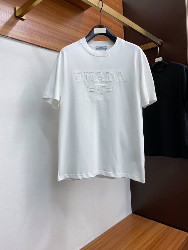 普拉达 2024Ss新款短袖 T恤 合身版型 M-3Xl 这款短袖t以今年专柜品牌logo设计元素，展现了品牌独特的艺术审美和时尚触觉 胸口logo 让整体更完
