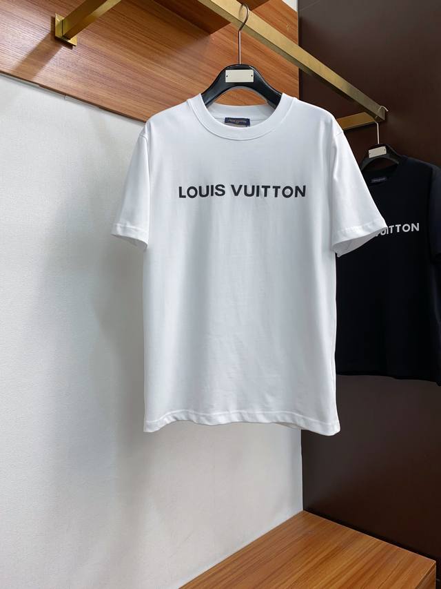 Lv 路易威登 2024Ss新款短袖 T恤 合身版型 M-3Xl 这款短袖t以今年专柜品牌logo设计元素，展现了品牌独特的艺术审美和时尚触觉 胸口logo 让