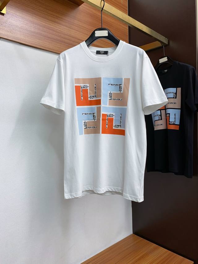 芬迪 2024Ss新款短袖 T恤 宽松版型 Xs-L 这款短袖t以今年专柜品牌logo设计元素，展现了品牌独特的艺术审美和时尚触觉 胸口logo风格组合搭配后幅
