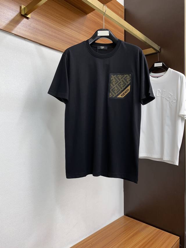 芬迪 2024Ss新款短袖 T恤 合身版型 Xs-L 这款短袖t以今年专柜品牌logo设计元素，展现了品牌独特的艺术审美和时尚触觉 胸口logo风格组合搭配后幅