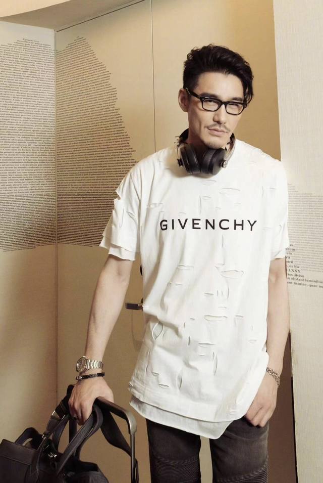 Givenchy 2024Ss新款破洞双层假两件短袖t恤，成衣炒色 复古炒盐加洗软定制50支双股 内衬使用26支爽棉 舒适贴肤 Gvc Logo搭配双层破洞独特