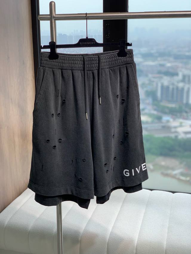 Givench*Y，纪梵-希，2024Ss春夏新款休闲短裤，专柜同步在售， 定制棉质面料，水洗褪色做旧效果，双层面料，刀割破洞设计，经典字母印花图案，顶级版本，