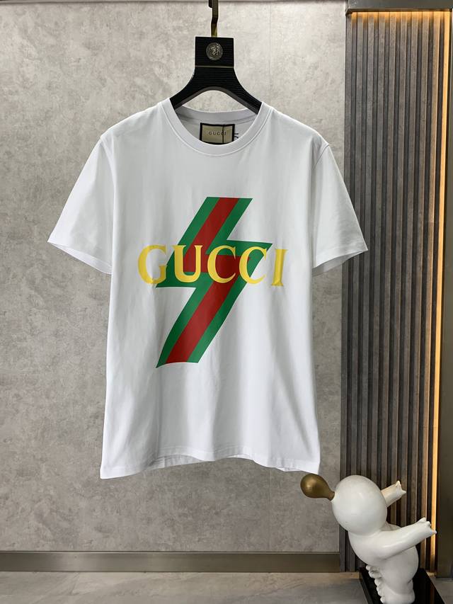 Gucci 古奇 2023Ss 男女同款字母标识短袖t恤，简洁大气一向是品牌主打 时尚百搭，实为男士首选大牌，此款为纯棉面料，保证了惊人的舒适性跟透气性以外，更