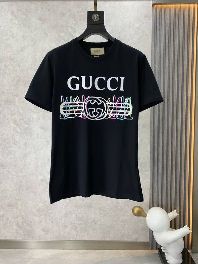 Gucci 古奇 2023Ss 男女同款字母标识短袖t恤，简洁大气一向是品牌主打 时尚百搭，实为男士首选大牌，此款为纯棉面料，保证了惊人的舒适性跟透气性以外，更