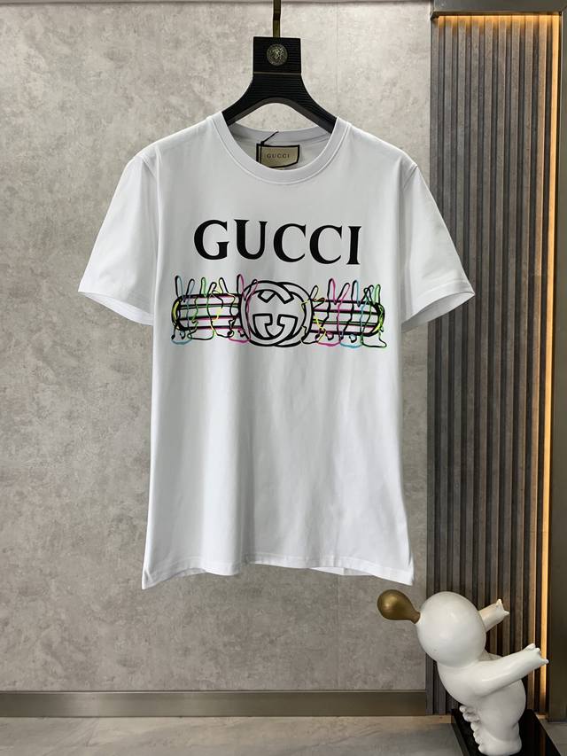 Gucci 古奇 2023Ss 男女同款字母标识短袖t恤，简洁大气一向是品牌主打 时尚百搭，实为男士首选大牌，此款为纯棉面料，保证了惊人的舒适性跟透气性以外，更