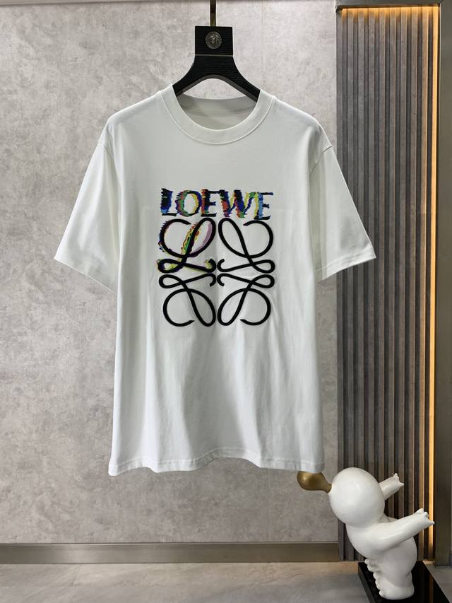 Loewe 罗意威 2023Ss 字母标识宽松版短袖t恤，简洁大气一向是品牌主打 时尚百搭，实为男士首选大牌，此款为纯棉面料，保证了惊人的舒适性跟透气性以外，更