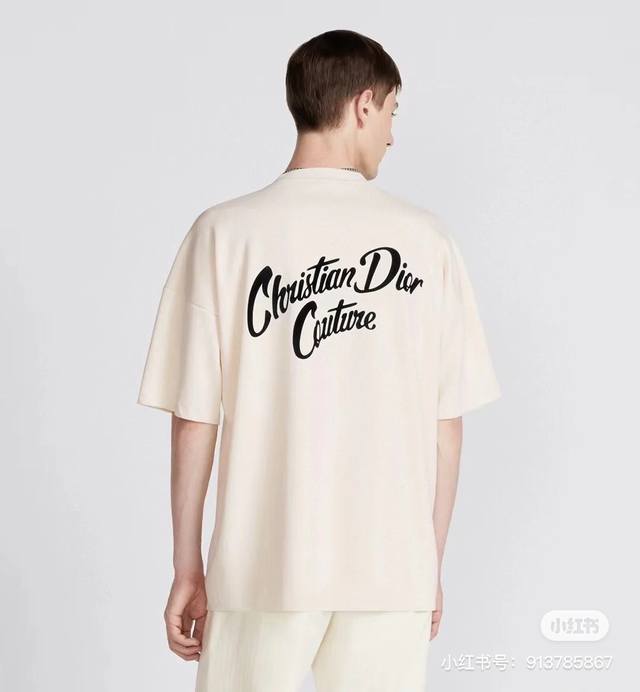 D497 Dr迪奥 24Ss夏季男装系列新品t恤，呈现运动风格。采用米白色棉质和桑蚕丝混纺平纹针织面料精心制作，正面饰以 Dio 补丁，背面饰以 Christi