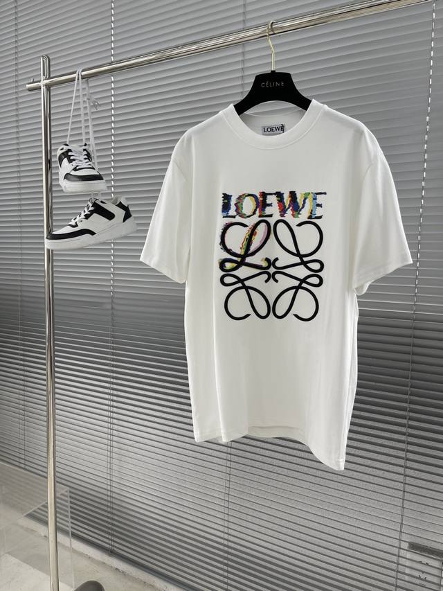 Loew 23Ss渐变刺绣 T恤，质棉质平纹针织圆领 T 恤，正面 Loewe 渐变印花和 Logo 图案立体刺绣。料采用100%进口棉！40S+30天丝棉制造