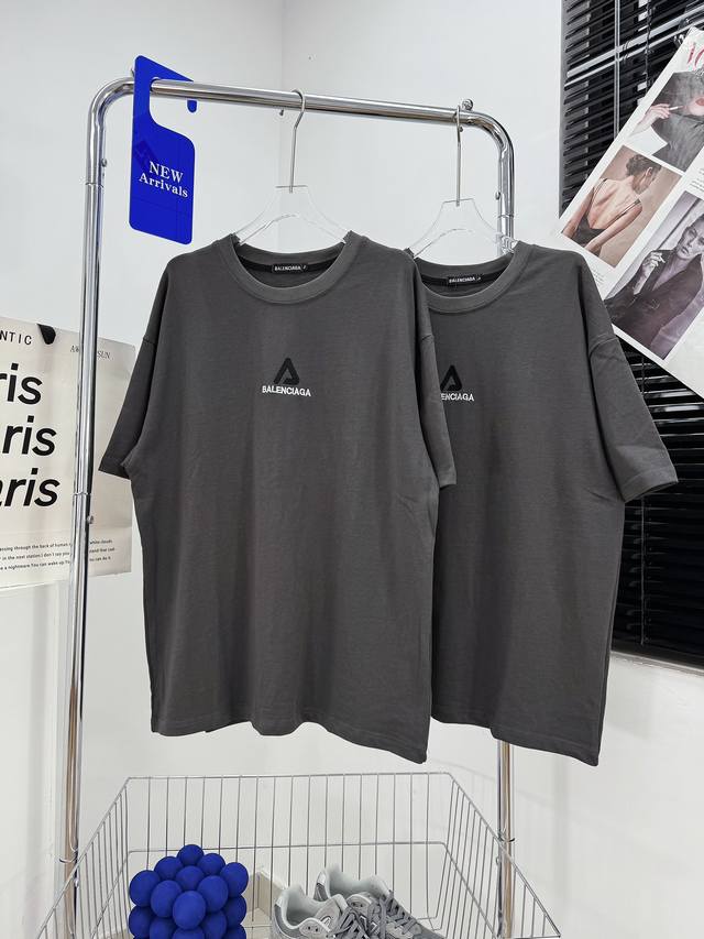 Balenciaga巴黎世家高级灰三角形刺绣字母短袖t恤 高级灰一直都是比较酷的颜色 胸前三角形字母精密刺绣 简约而不简单 采用32S爽滑双纱面料 高克重 图片