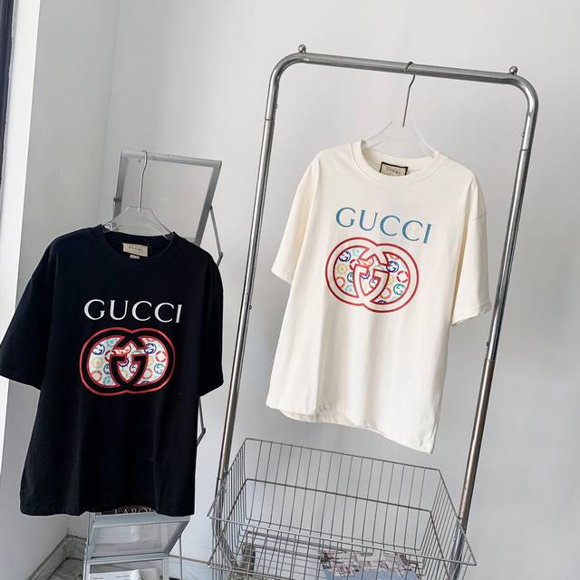 古驰gucci2024春夏新款胸前互扣式双g字母印花 Logo图案男女半袖圆领t恤情侣款短袖t恤日常穿搭 Logo标识精致升级，灵感源自八十年代复古 原版面料