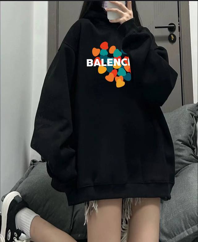 Balenciaga巴黎世家彩色爱心春季连帽卫衣 本款采用新疆长绒棉纯棉面料，不起球不褪色不变形，质量超级好，柔软的让你爱不释手，布料挺实，绝对厚实，打底单穿都