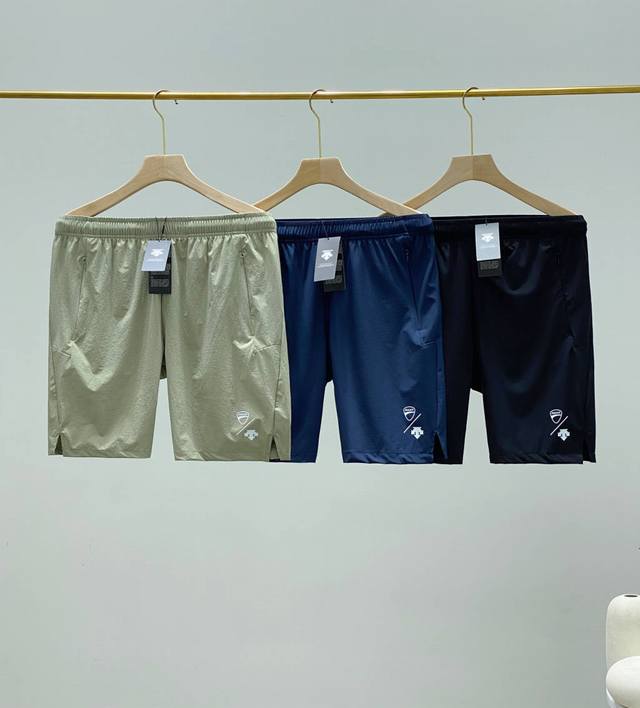 Descente迪桑特&杜卡迪联名款男士夏季轻盈透气运动速干短裤中裤！ 速干防水面料轻薄透气，垂感好，线条光滑，可塑性强， 经典版型设计，提升运动中自由伸展度，