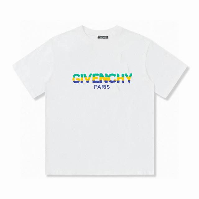 高品质givenchy 纪梵希 三色字母配色新品印花logo大牌感十足！高端大气完美演绎，经典圆领不挑人版型上身巨显瘦 面料采用230克纯棉面料，保证舒适性同时