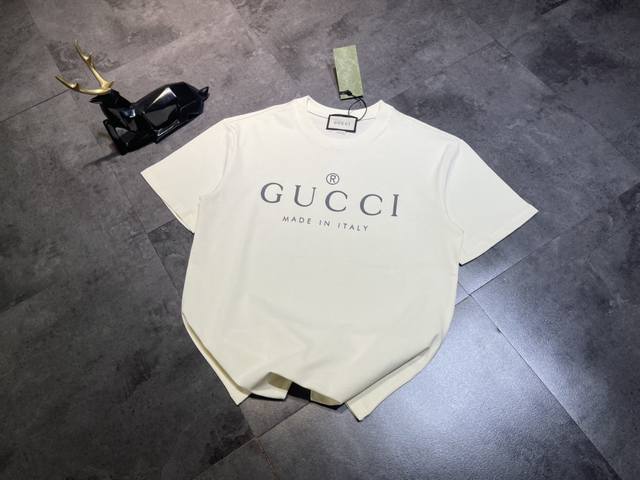 Gucci2024新款简约字母短袖t恤 经典百搭款 胸前简简单单字母印花 没有过多的点缀 定制32S双纱纯棉面料 手感柔软舒适 休闲宽松版型 男女同款 颜色：黑