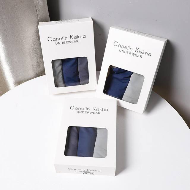 Canelin Kiskha男士平角盒装内裤海外专柜最新款，一盒三条装！灰色 灰紫 蓝色3色 1、精梳棉氨纶材质，轻柔呵护，呼吸快感，穿过就知它的好，体验如空气