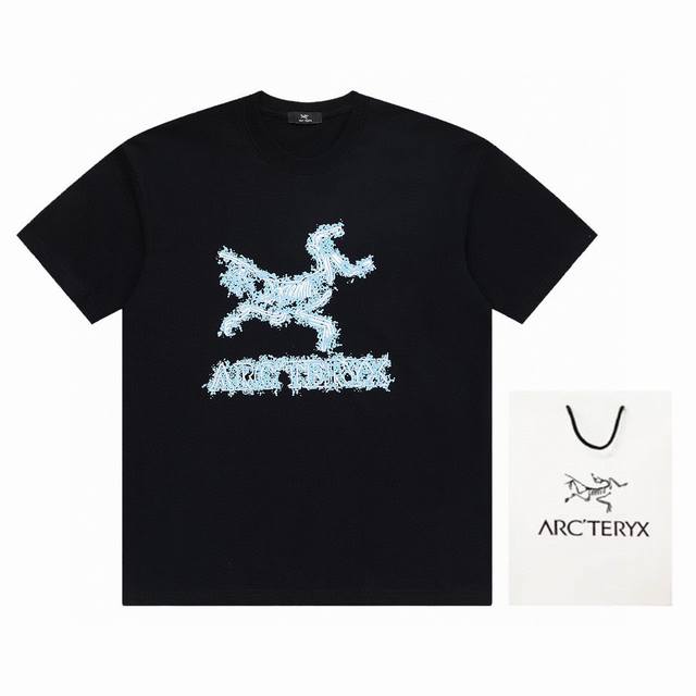 始祖鸟23Ss夏季#Arcteryx 经典logo短袖己经成为热门时隔一年，在潮流圈最受欢迎的户外神级 始祖鸟 ，现在一件基础logo T恤己成了潮人必备，这件