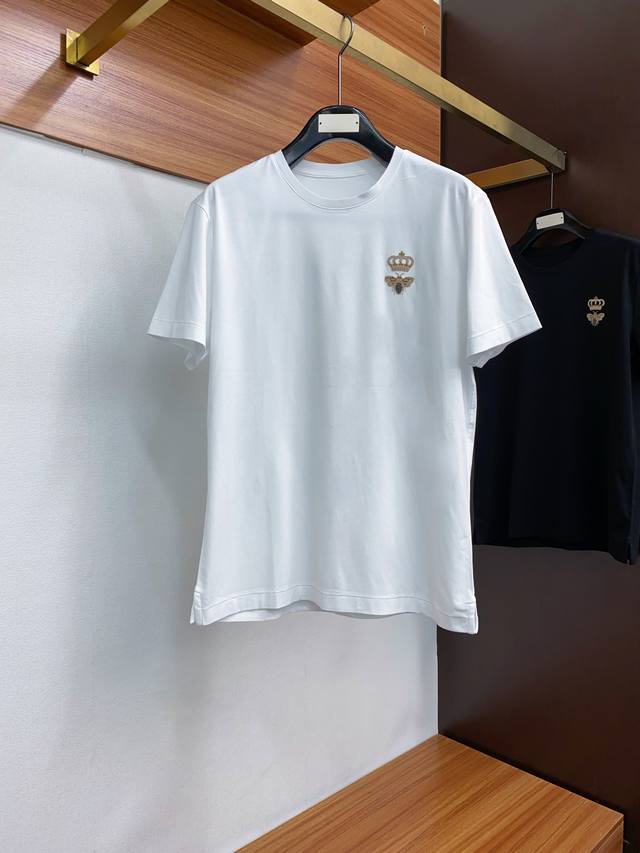 Dg 24Ss新款刺绣logo圆领短袖t恤，新季元素彰显演绎品牌辨识度 定制高支高密80支双股丝光棉面料，上身舒适透气、面料细腻微弹；黑色 白色 M-Xxxl