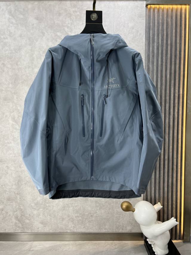 Arcteryx 始祖鸟，2024春季aw新品，时尚休闲连帽冲锋衣，专柜同步有售，原单狠货，进口原版面料，工艺极度复杂，视觉相当雅致时髦，高贵而优雅，从主体面料