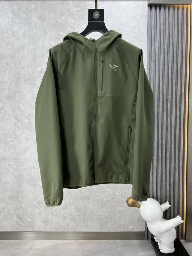 Arcteryx 始祖鸟 2024新品夹克外套，时尚帅气，简约百搭款，胸前精致刺绣图案logo，定制原版面料，不仅挺括，保持潮流的廓形，又穿着舒适，纱织更细腻e