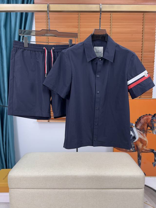 衣服 。裤子 。 M蒙家24Ss最新顶级短袖套装 原版定制面料 五金 ，红白条纹 时尚 经典百搭 颜色：白 藏蓝色 码数：48-56