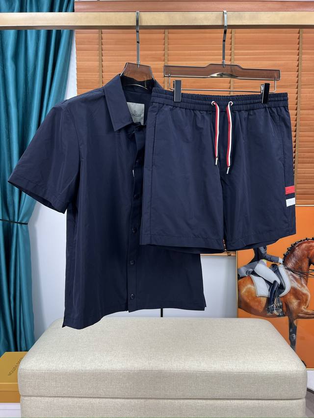 衣服 。裤子 。 M蒙家24Ss最新顶级短袖套装 原版定制面料 五金 ，红白条纹 时尚 经典百搭 颜色：白 藏蓝色 码数：48-56