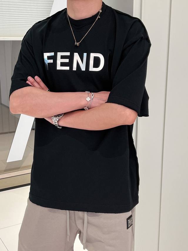 芬迪fendi2024Ss新工艺logo微阔版圆领男士短袖t恤，62版型 ，新季新推系列将标识巧妙融入设计，塑就一系列充满复古风情的运动风单品。在这款百搭t恤上