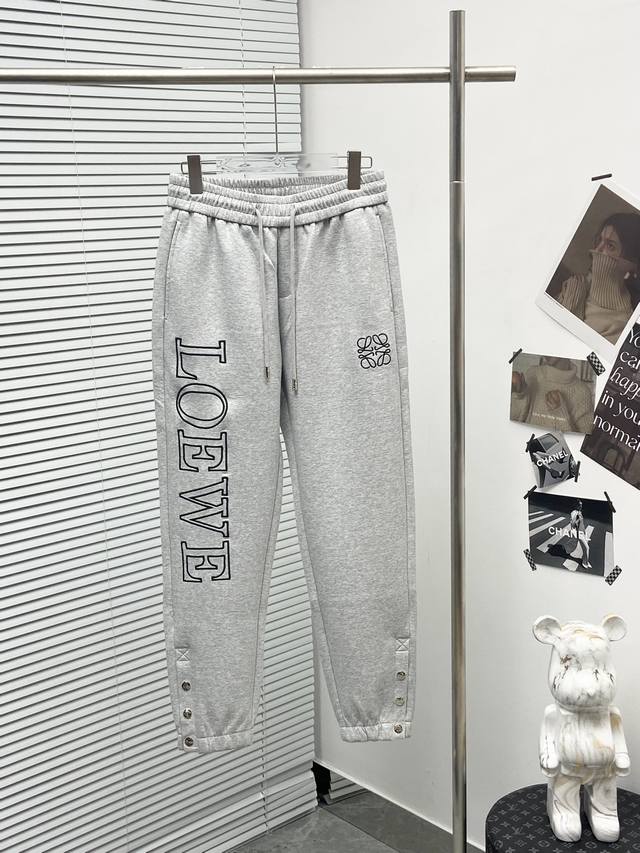 Loewe 2024秋冬新款休闲裤！官网同步发售。品牌经典logo休闲裤 ，定制面料，舒适度极好，手触感强烈。辨识度极高，完美品相工艺。 尺码：M-3Xl