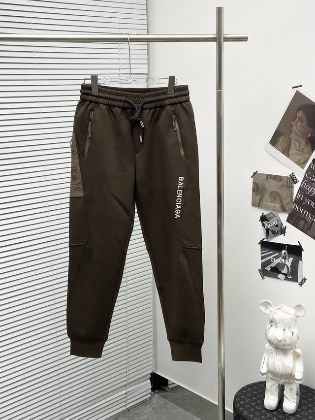 Blcg 2024秋冬新款休闲裤！官网同步发售。品牌经典logo休闲裤 ，定制面料，舒适度极好，手触感强烈。辨识度极高，完美品相工艺。 尺码：M-3Xl