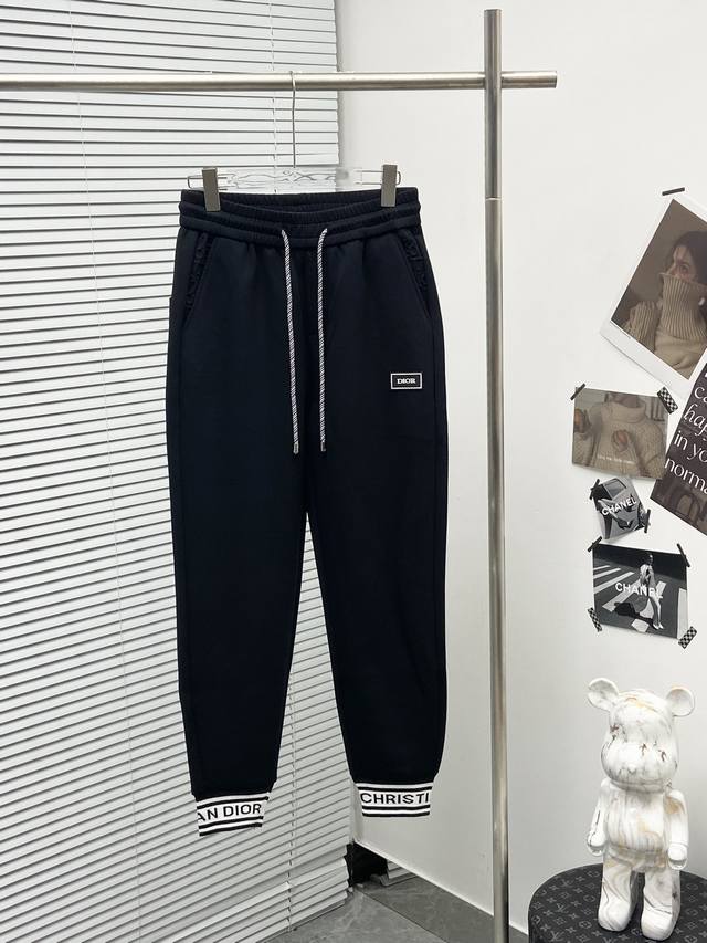 Dior 2024秋冬新款休闲裤！官网同步发售。品牌经典logo休闲裤 ，定制面料，舒适度极好，手触感强烈。辨识度极高，完美品相工艺。 尺码：M-3Xl