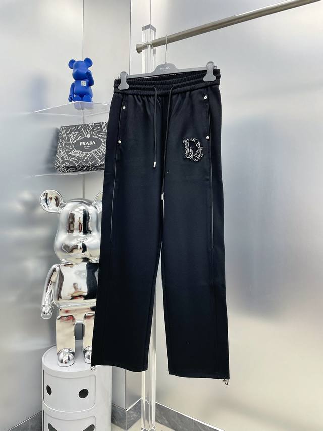 迪奥 2024春季新款休闲裤！官网同步发售。品牌经典logo休闲裤 ，定制面料，舒适度极好，手触感强烈。辨识度极高，完美品相工艺。 尺码：M-3Xl