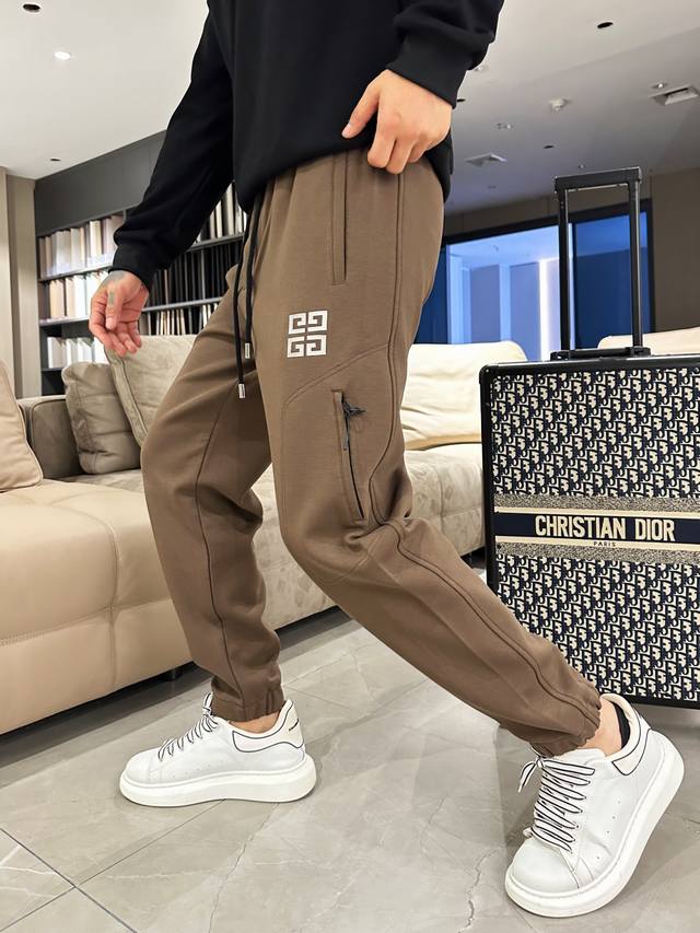 纪梵希 2024春季新款休闲裤！官网同步发售。品牌经典logo休闲裤 ，定制面料，舒适度极好，手触感强烈。辨识度极高，完美品相工艺。 尺码：M-3Xl