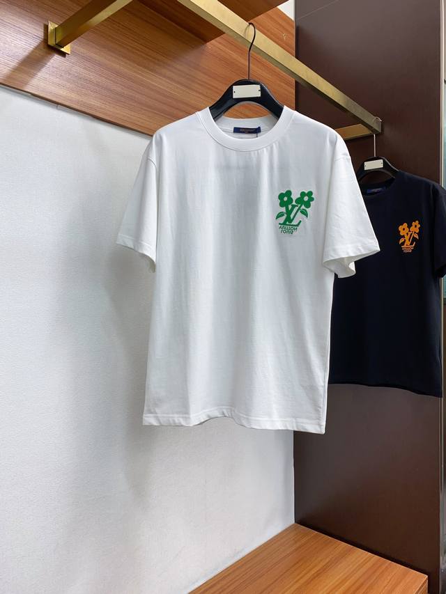 Lv 路易威登 2024Ss新款短袖 T恤 合身版型 S-Xxl 这款短袖t以今年专柜品牌logo设计元素，展现了品牌独特的艺术审美和时尚触觉 肩膀特色风格粗针