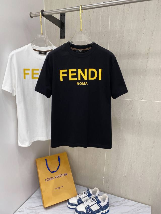 Fend* 24 Ss春夏新款棉质圆领短袖t恤 胸前胶印标识 优质纯棉面料定制 标准版型 黑 白 两色 男女同款 码数：S M L Xl Xxl