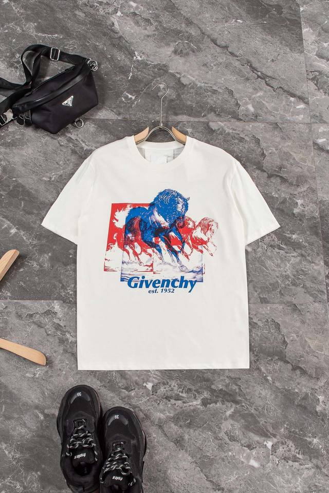 New# Givenchy 24Ss春夏新款 棉质短袖t恤# 超高识别度的立体廓型短袖tee，顶奢品牌解锁夏日的基础穿搭。客供定制高克重100%棉面料亲肤有质感