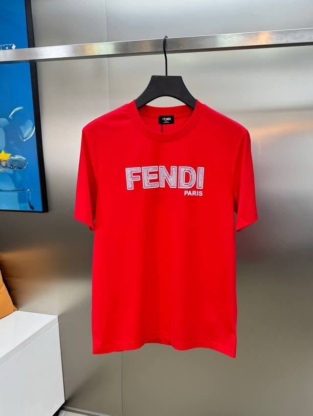 Fend*1芬-迪24S夏季情侣圆领短袖.时尚潮流款.优选190G丝光棉，面料偏薄，炎热夏季完美搭档.....衣身前幅立体烫画点缀！！！将整体刻画的生动逼真 给