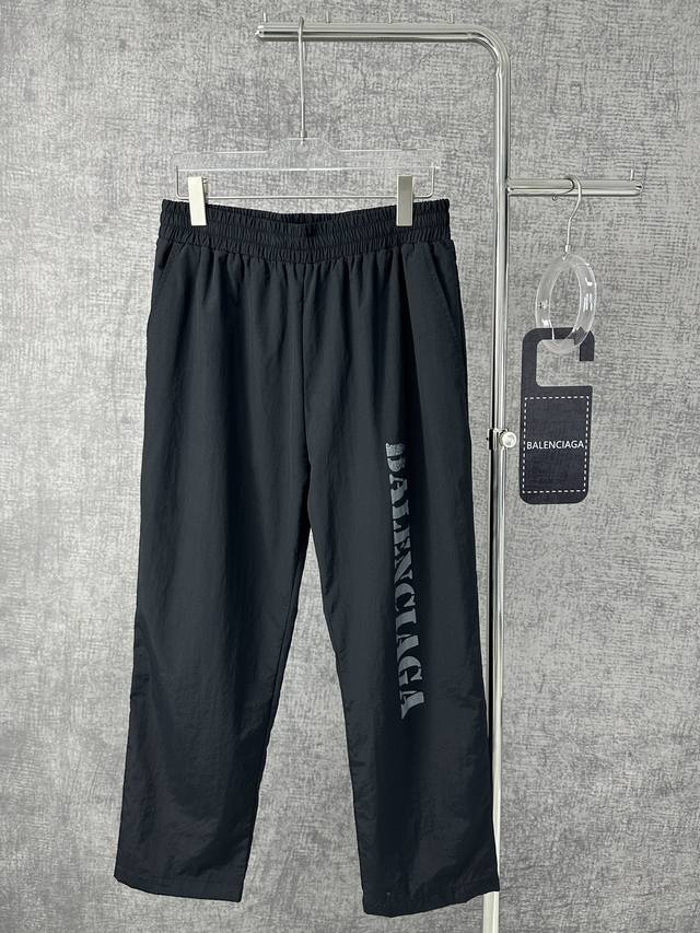 Y270S270Balenciaga巴黎世家2024春夏新模糊logo双层冲锋休闲长裤 本款科技府绸，中性款型，大号版型，中腰，弹性腰头，2个拉链斜口袋，左腿饰