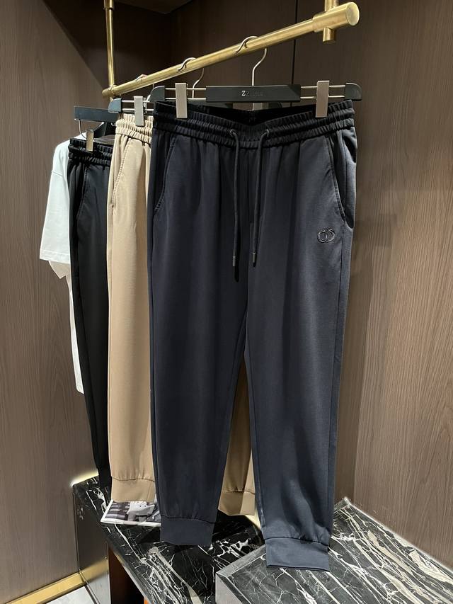 Cd24S夏季男士休闲卫裤......高级的休闲运动风格 甄选针织丝光棉布织造 质感与纹理都是超级的柔和 不管是日常还是运动都非常适合，是一款商务出行两不误的神