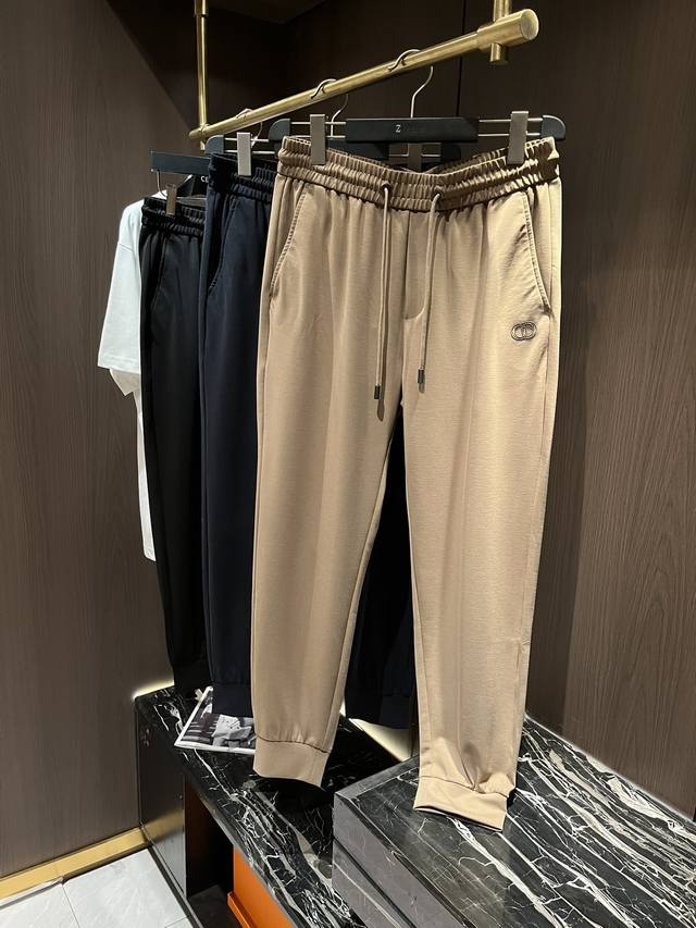 Cd24S夏季男士休闲卫裤......高级的休闲运动风格 甄选针织丝光棉布织造 质感与纹理都是超级的柔和 不管是日常还是运动都非常适合，是一款商务出行两不误的神