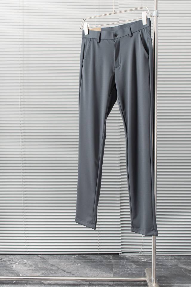 New# Burber*Y 巴宝莉 轻奢时尚定制休闲西裤# 简洁干练的风格，精致卓越的品质男装，每款的设计点跟舒适度都能做到平衡，简洁大方，百搭又干练，熟悉他家
