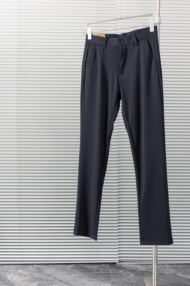 New# Burber*Y 巴宝莉 轻奢时尚定制休闲西裤# 简洁干练的风格，精致卓越的品质男装，每款的设计点跟舒适度都能做到平衡，简洁大方，百搭又干练，熟悉他家