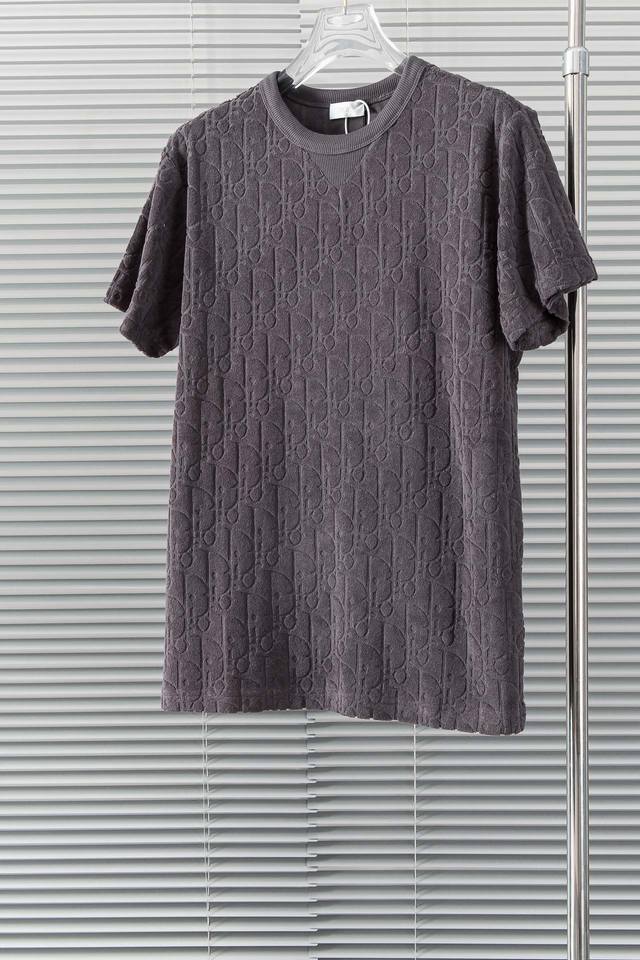 New# Dior毛巾锈短袖t恤#色彩你的春夏短袖t恤:颜色超级正，黑色、白色、海军蓝色、紫罗兰色 、棕色 任你选，每一色都让人心动不已。这款t恤采用的是私定毛