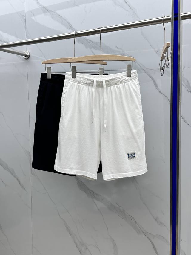 Dior 迪奥 2024春夏新品纯色短裤卫裤 这款运动短裤是二零二四春季男装系列新品，向 Dior 承传以及这一具有历史意义的年份致敬。采用棉质面料精心制作，运