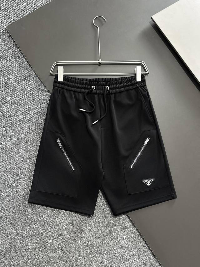 普拉达三角标logo标识 休闲短裤，斜拉链设计 高品质 超级质感 舒适柔软透气 休闲宽松版型 上身超赞！ 码数：M-3Xl 两色 黑色 灰色