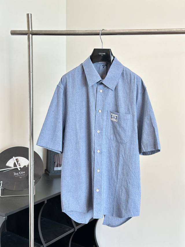 Dio 迪奥 24Ss春夏新款短袖衬衫 Size：38 39 40 41 饰以 Dior Charm 机织标签，突显经典的 Dior 标志。采用蓝色棉质格纹布精
