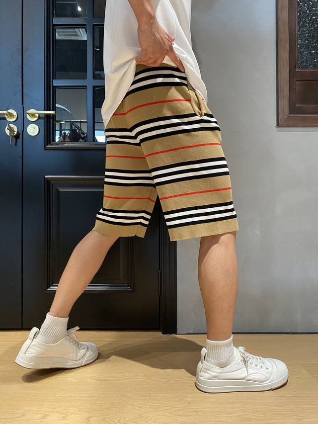 Burberry 巴宝莉的这款经典条纹提花针织短裤太好看啦！经典格纹元素，时尚又永不过时。抽绳休闲运动的款式，舒适又随性。五分裤长度，清爽又适合夏天。采用品牌条